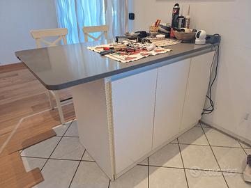 penisola cucina con piano in quarzo