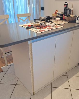 penisola cucina con piano in quarzo
