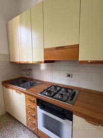 Cucina 2,80 m +2 basi da 90 da due ante ciascuna