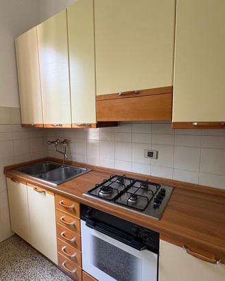 Cucina 2,80 m +2 basi da 90 da due ante ciascuna
