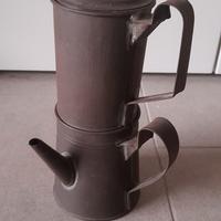 antica caffettiera in metallo 