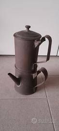 antica caffettiera in metallo 