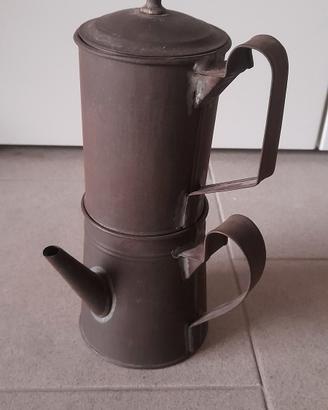 antica caffettiera in metallo 