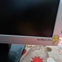 Monitor da 19", tastiera a mouse