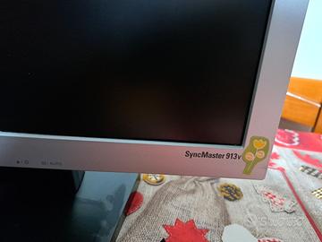 Monitor da 19", tastiera a mouse