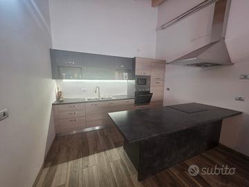 Cucina ad isola moderna seminuova