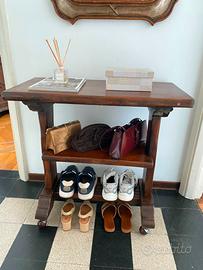 Tavolino/scaffale con ruote in legno