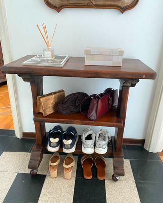Tavolino/scaffale con ruote in legno