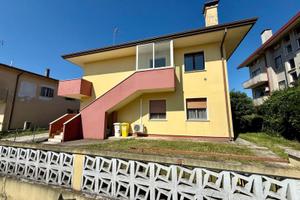 Ampio e luminoso appartamento bicamere con giar...