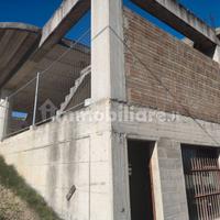 Villa in costruzione con annesso locale commercial