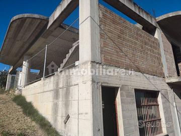 Villa in costruzione con annesso locale commercial