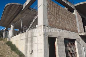Villa in costruzione con annesso locale commercial