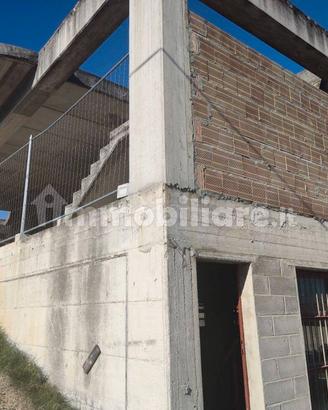 Villa in costruzione con annesso locale commercial