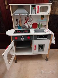 Cucinetta con lotto pentoline e cibo giocattolo