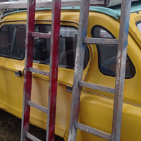 Scale in legno vintage di design industriale