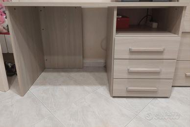 scrivania con sedia 