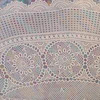 Rara tovaglia  fatta a uncinetto.