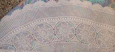 Rara tovaglia  fatta a uncinetto.