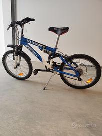 Bici blu mountain bike