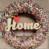 Ghirlanda decorativa fuoriporta fatta a mano.