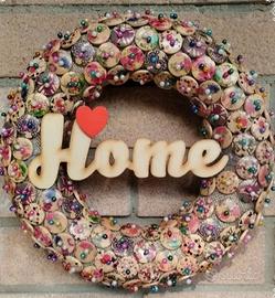 Ghirlanda decorativa fuoriporta fatta a mano.