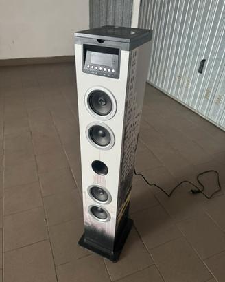 Cassa audio con bluetooth e lettore multimediale.