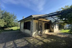 Villino ristrutturato con terreno