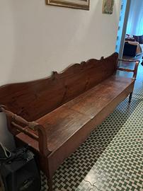 antiquariato: panca, vetrinetta e tavolo