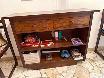 Libreria in legno con cassetti – pratica e ideale