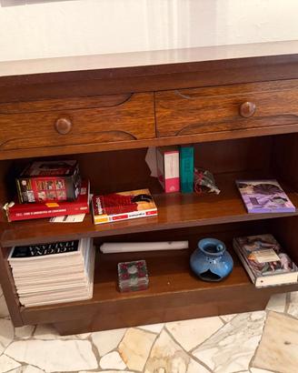 Libreria in legno con cassetti – pratica e ideale