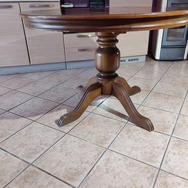 Tavolo rotondo allungabile in legno color noce