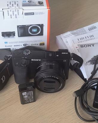 Mirrorless Sony Alpha A6000 + obiettivo 16-50mm