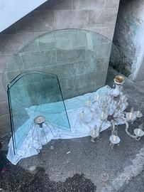 Tavolo di vetro e lampadari