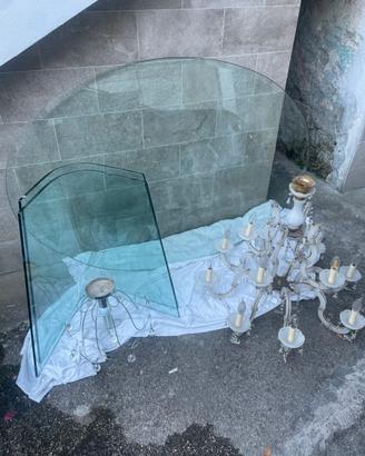 Tavolo di vetro e lampadari