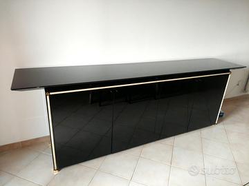 Servante nera in legno laccato lucido.