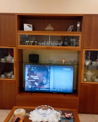Parete attrezzata con divani e mobiletto
