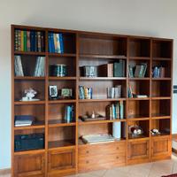 Biblioteca in  legno massello