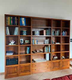 Biblioteca in  legno massello