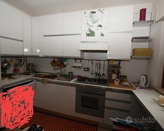 Cucina + letto + libreria