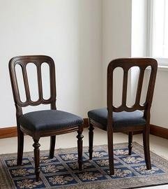 Coppia di sedie in legno scuro stile classico