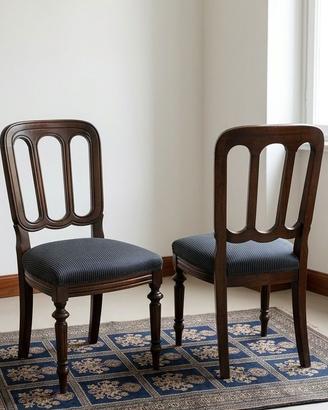 Coppia di sedie in legno scuro stile classico