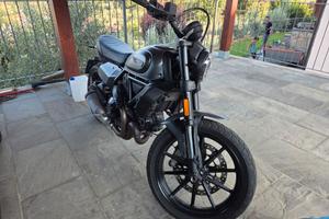 Scrambler dark stealth 800