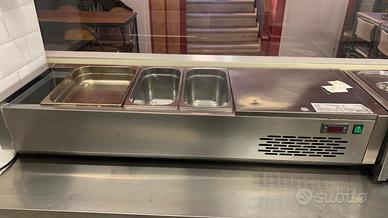 vetrina ingredienti pizzeria