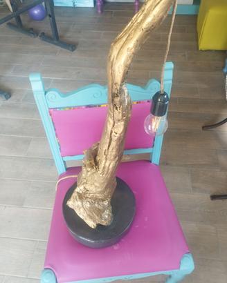 Lampada artigianale in legno e base cementizia