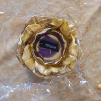 candela Point a la ligne su piatto in vetro dorato