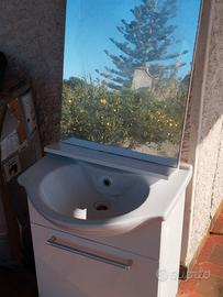 Mobile lavabo sospeso.