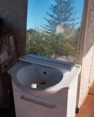 Mobile lavabo sospeso.