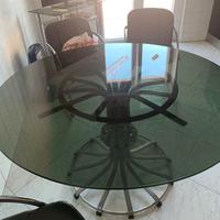 Tavolo rotondo in cristallo con gambo in acciao.