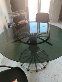 Tavolo rotondo in cristallo con gambo in acciao.