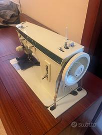 Mobile con macchina da cucire Singer vintage
